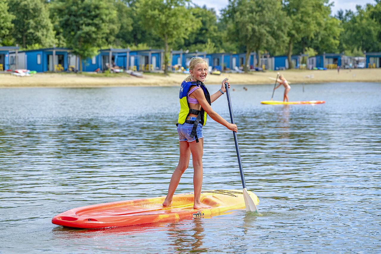 Paddleboard en el lago, Mobil-homes en el camping CAPFUN Vakantiepark Capfun het Stoetenslagh en Rheezerveen.