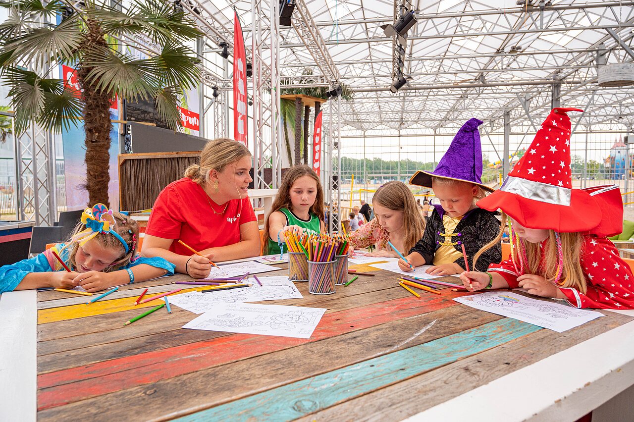 Animaci�n infantil con coloreado y disfraces en el camping CAPFUN Vakantiepark Capfun het Stoetenslagh en Rheezerveen.