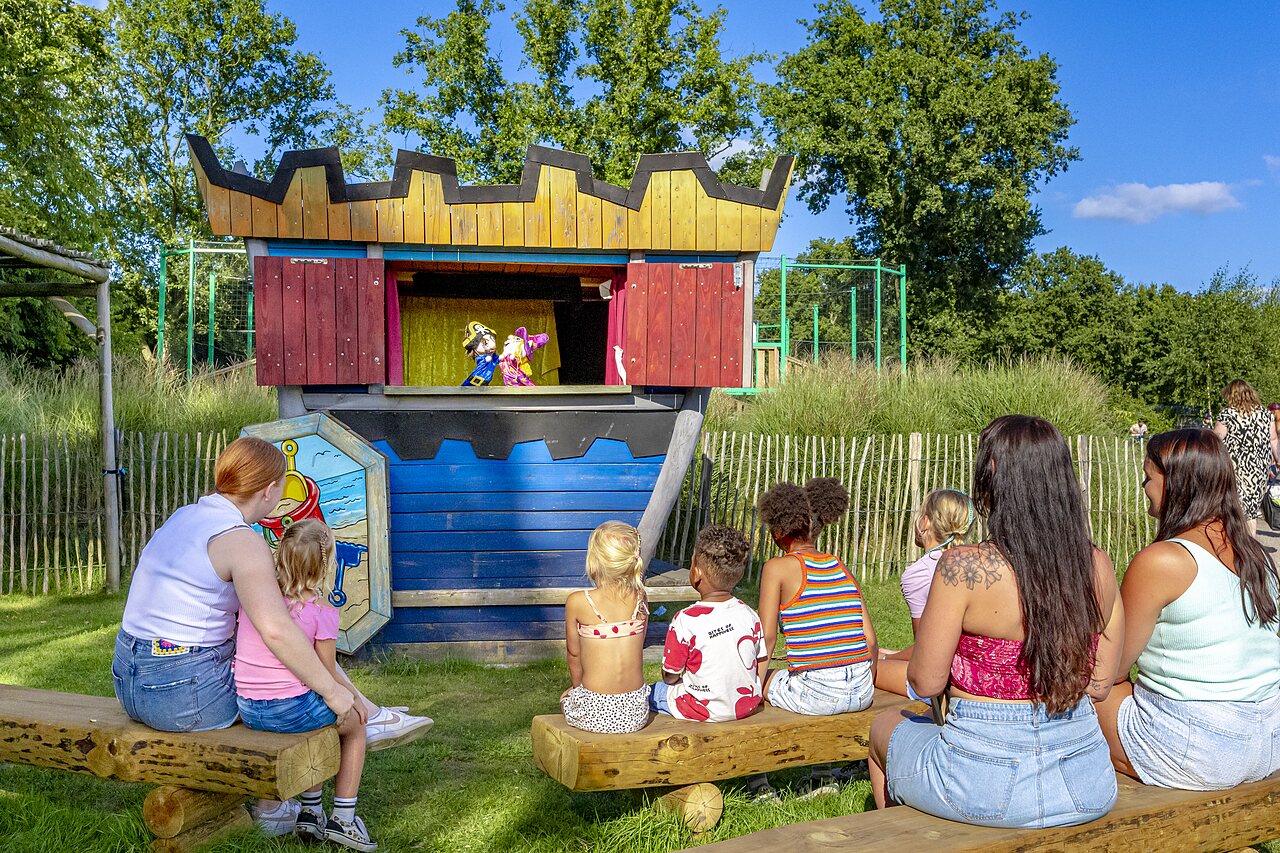Espect�culo de marionetas para ni�os en el escenario del camping CAPFUN Vakantiepark Capfun het Stoetenslagh.