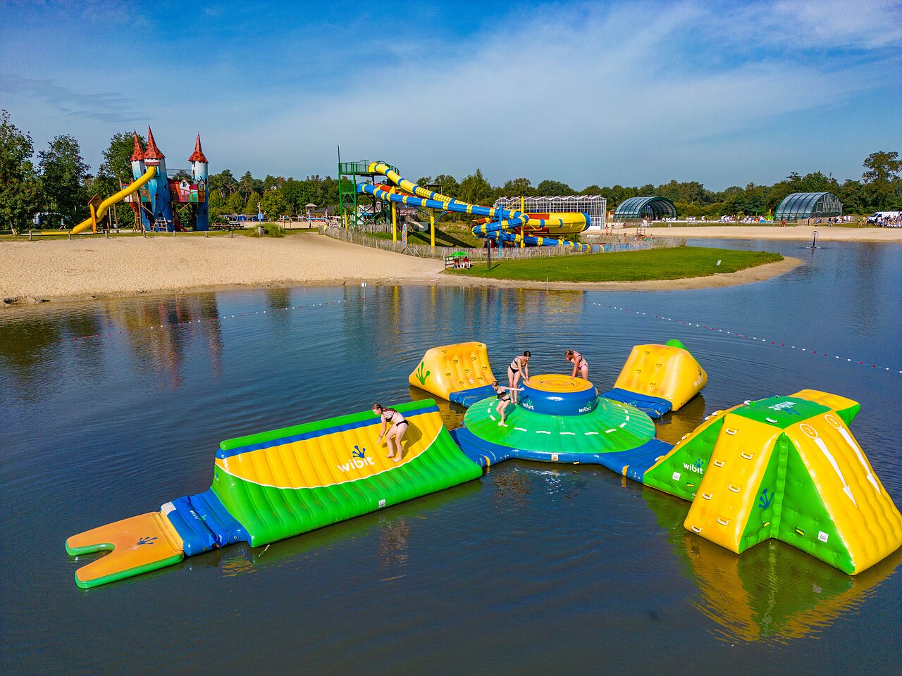 Parque acu�tico en lago en el camping CAPFUN Vakantiepark Capfun het Stoetenslagh en Rheezerveen.