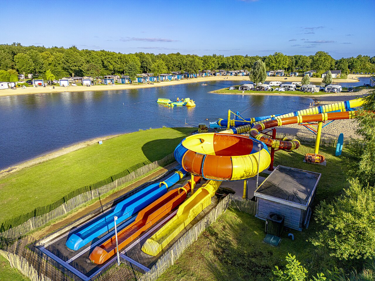 Toboganes acu�ticos coloridos y lago en CAPFUN het Stoetenslagh Rheezerveen.