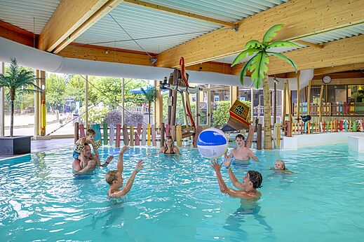 Piscina cubierta familiar en el camping CAPFUN Vakantiepark Capfun het Stoetenslagh en Rheezerveen.
