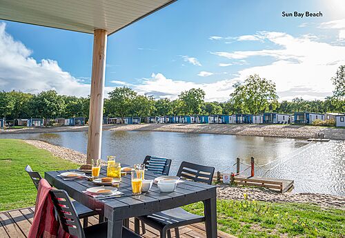 Mobil-homes, lago y playa en el camping CAPFUN Vakantiepark Capfun het Stoetenslagh en Rheezerveen.