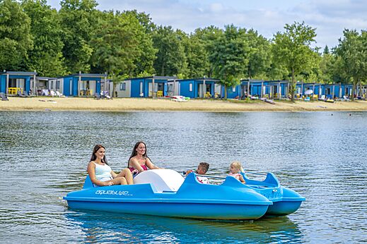 Familia en pat�n acu�tico en el lago del camping CAPFUN Vakantiepark Capfun het Stoetenslagh en Rheezerveen.