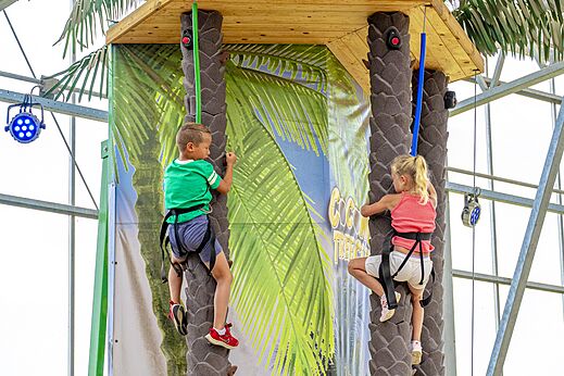 Ni�os escalando cocoteros artificiales, juegos en el camping CAPFUN het Stoetenslagh en Rheezerveen.