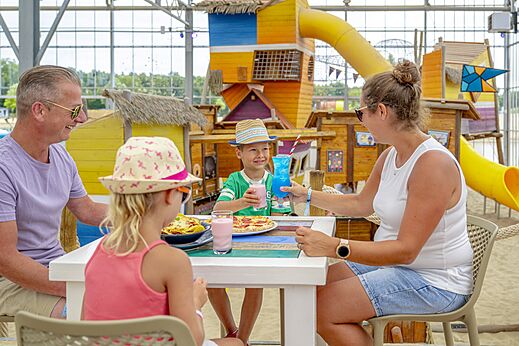 Restaurante familiar interior con juegos en el camping CAPFUN Vakantiepark Capfun het Stoetenslagh en Rheezerveen.