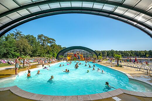 Piscina exterior con toboganes en CAPFUN Vakantiepark Capfun het Stoetenslagh, Rheezerveen.