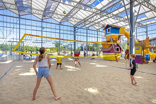 V�ley playa interior, juegos infantiles en el camping CAPFUN Vakantiepark Capfun het Stoetenslagh.