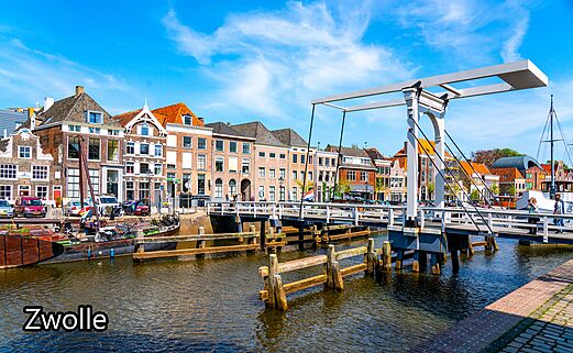 Puente levadizo sobre un canal con casas históricas en Zwolle, Países Bajos.
