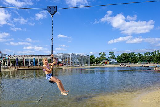 Tirolina acu�tica con ni�o en el camping CAPFUN Vakantiepark Capfun het Stoetenslagh.
