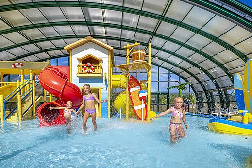 Piscina cubierta, toboganes, juegos de agua en el camping CAPFUN het Stoetenslagh en Rheezerveen.