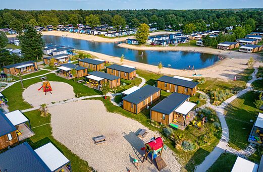Vista aérea del camping con Mobil-homes y playa en el camping CAPFUN Vakantiepark Capfun het Stoetenslagh en Rheezerveen.