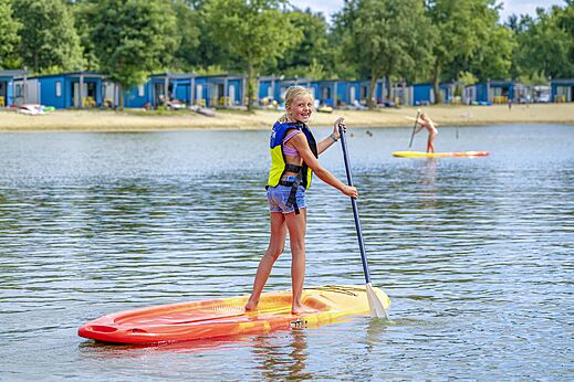 Ni�a paddle en el camping CAPFUN Vakantiepark Capfun het Stoetenslagh en Rheezerveen.