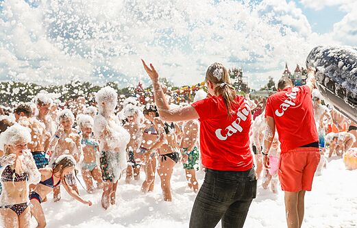 Ni�os y animadores disfrutando de una fiesta de espuma en el camping CAPFUN Vakantiepark Capfun het Stoetenslagh en Rheezerveen.