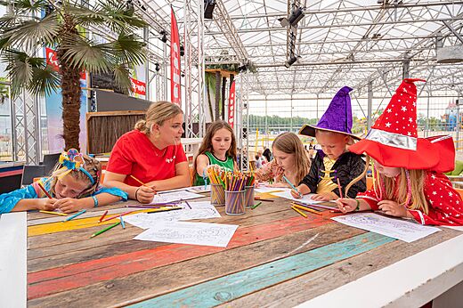Ni�os coloreando con animadora durante actividad en el camping CAPFUN Vakantiepark Capfun het Stoetenslagh en Rheezerveen.