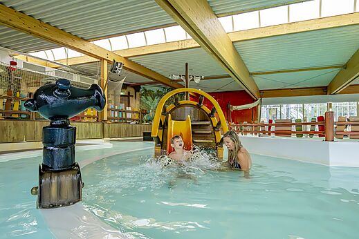 Piscina cubierta, tobog�n y juegos acu�ticos CAPFUN het Stoetenslagh en Rheezerveen.