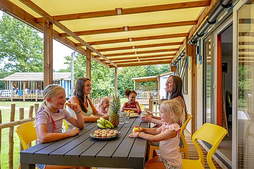 Terraza cubierta Casa móvil con familia en el camping CAPFUN Vakantiepark Capfun het Stoetenslagh en Rheezerveen.