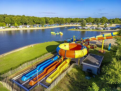 Toboganes acuáticos gigantes y playa lacustre en el camping CAPFUN Vakantiepark Capfun het Stoetenslagh.