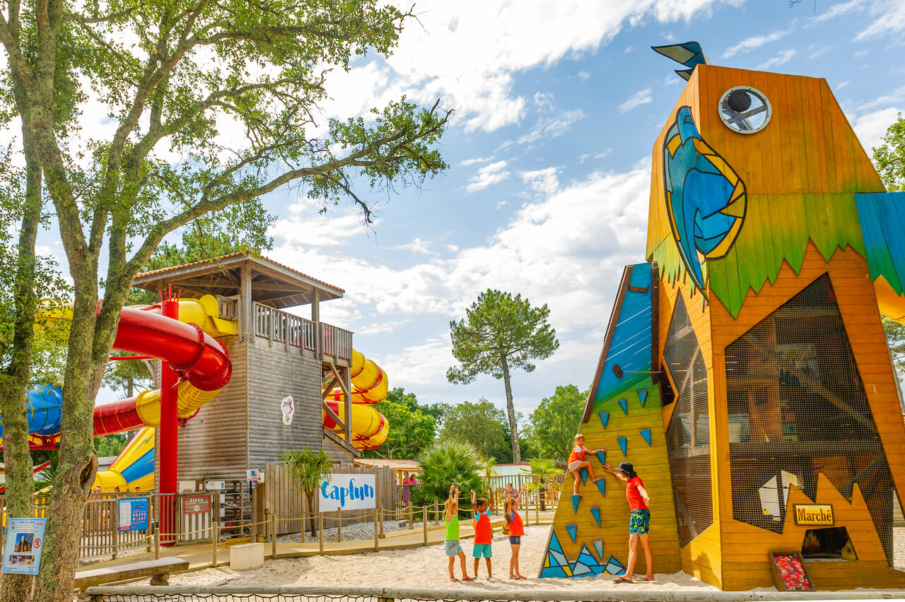 Toboganes acu�ticos coloridos y muro de escalada para ni�os en el camping CAPFUN Sud Land en Labenne-Ocean.