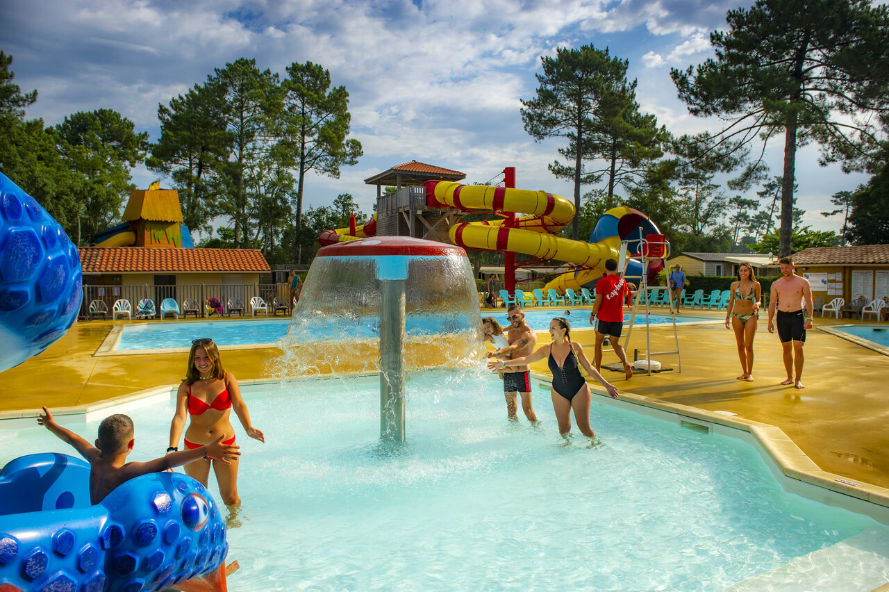 Parque acu�tico, toboganes y juegos de agua en el camping CAPFUN Sud Land en Labenne-Ocean.