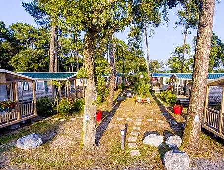 Cómodos Mobil-homes con terrazas en el camping CAPFUN Sud Land en Labenne-Ocean (40).