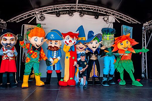 Mascotas y niño en escenario de animación en el camping CAPFUN Sud Land en Labenne-Ocean.