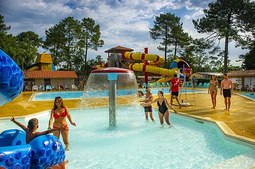 Zona acu�tica con juegos de agua y toboganes en el camping CAPFUN Sud Land en Labenne-Ocean.