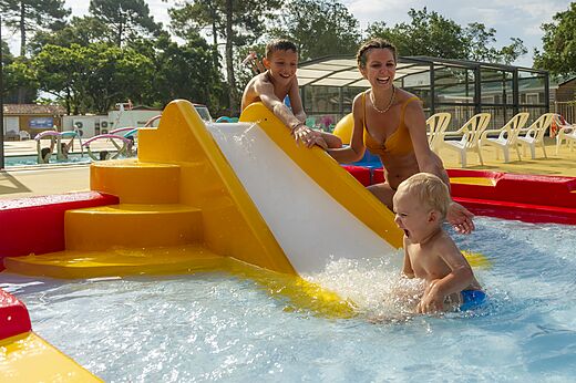 Tobog�n acu�tico y ni�os jugando en la piscina infantil del camping CAPFUN Sud Land en Labenne-Ocean (40).