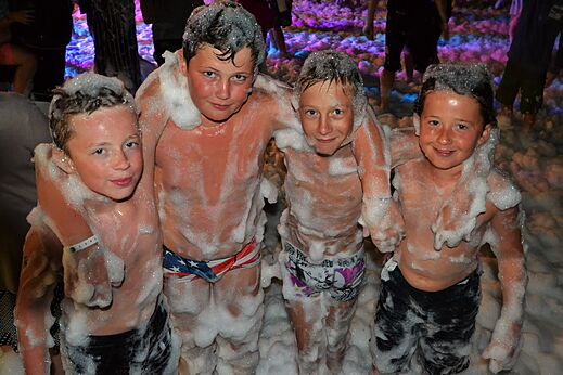 Niños felices en fiesta de espuma, camping CAPFUN Sud Land, Labenne-Ocean.