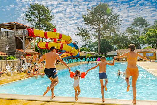 Piscina exterior, toboganes y familia en el camping CAPFUN Sud Land, Labenne-Ocean.