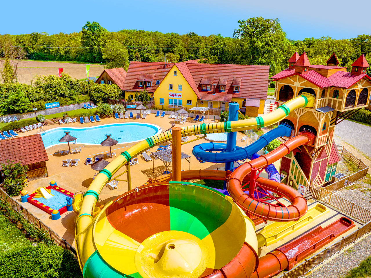 Toboganes acu�ticos gigantes, piscina y juegos de agua en el camping CAPFUN Suzel en Sainte-Croix-en-Plaine (68).