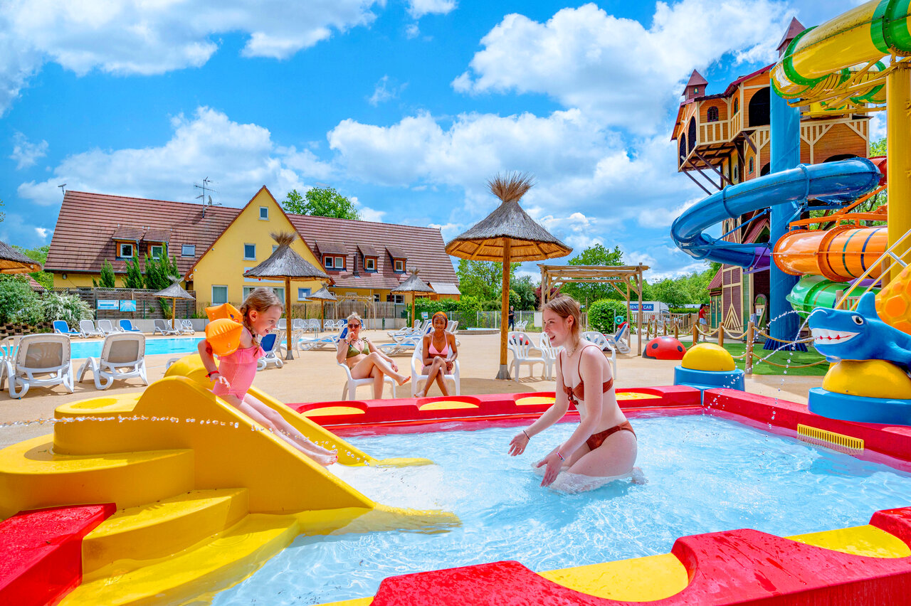 Zona acu�tica con toboganes y piscina infantil en el camping CAPFUN Suzel en Sainte-Croix-en-Plaine (68).