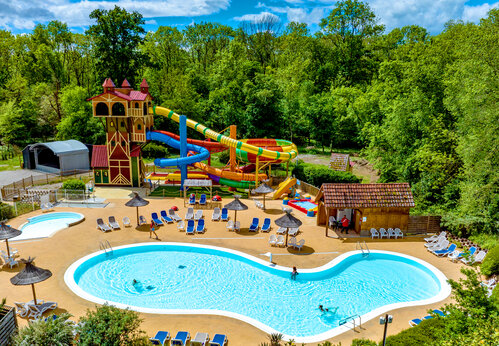 Parque acuático con piscinas y toboganes gigantes en el camping CAPFUN Suzel en Sainte-Croix-en-Plaine.