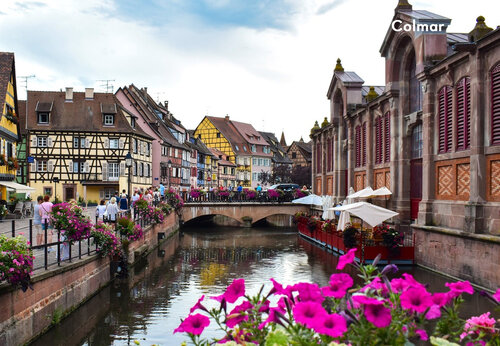 La Pequeña Venecia de Colmar, casas coloridas y canales floridos en Alsacia.