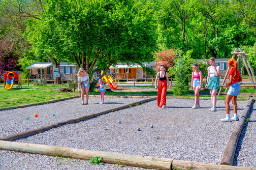 Petanca en la cancha del camping CAPFUN Suzel en Sainte-Croix-en-Plaine (68).