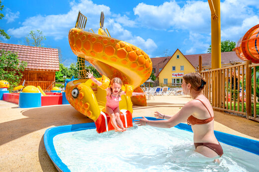 Tobogán acuático tortuga y piscina infantil en camping CAPFUN Suzel en Sainte-Croix-en-Plaine (68).