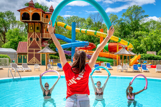 Animación acuática y toboganes en piscina CAPFUN Suzel en Sainte-Croix-en-Plaine.