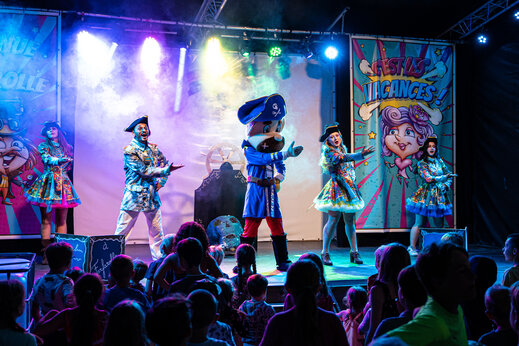 Espectáculo de animación con personajes y mascota en el camping CAPFUN Suzel en Sainte-Croix-en-Plaine.