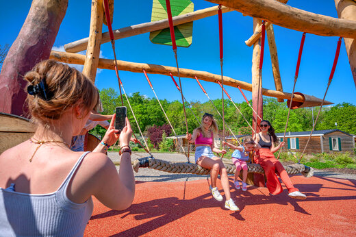 Columpio gigante de madera, familias en camping CAPFUN Suzel en Sainte-Croix-en-Plaine.