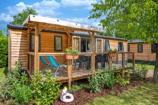 Mobil-home de madera con terraza amueblada en el camping CAPFUN Suzel en Sainte-Croix-en-Plaine (68).