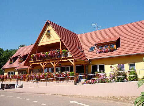 Recepci�n principal florida con balc�n al camping CAPFUN Suzel en Sainte-Croix-en-Plaine (68).