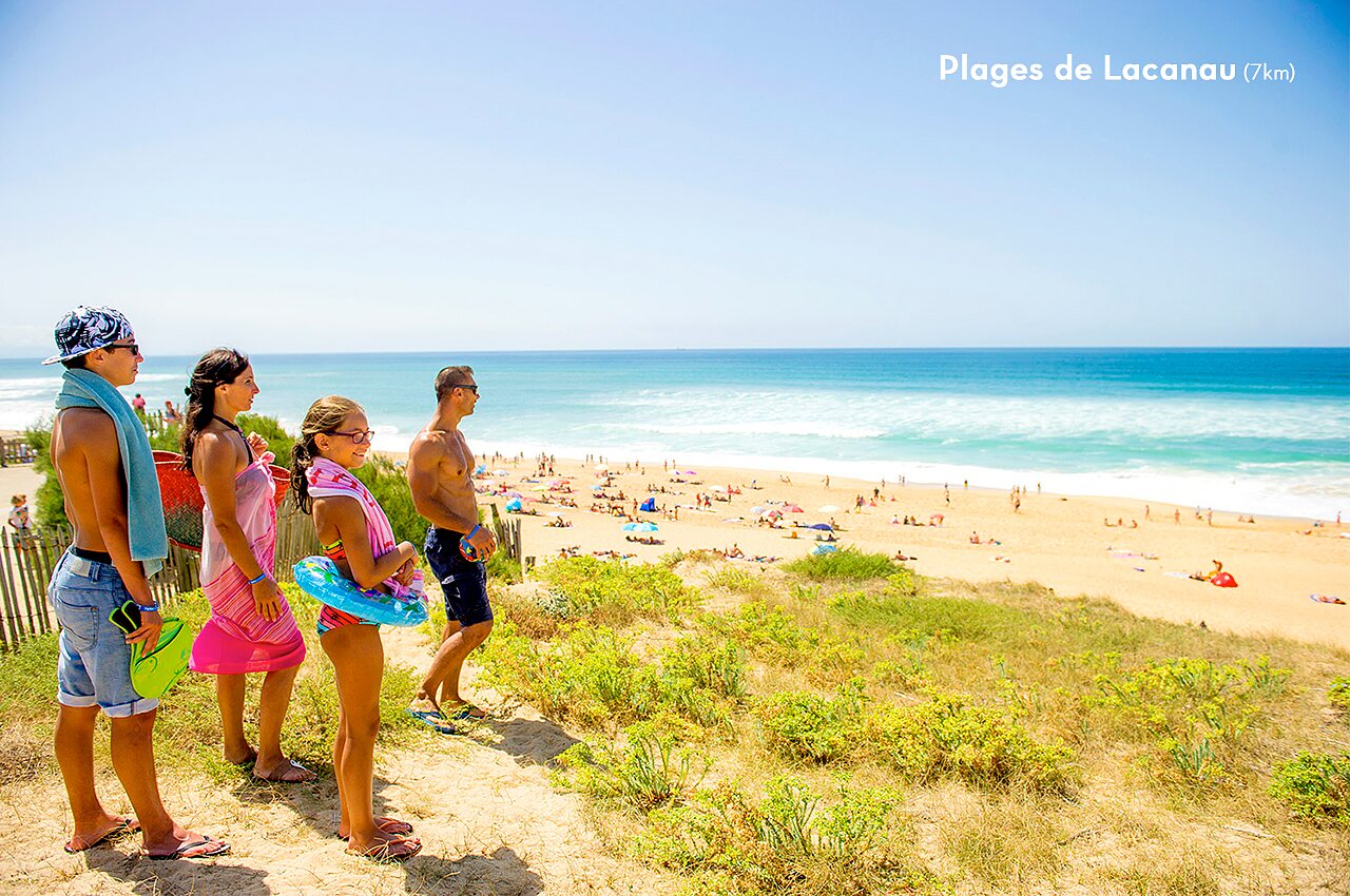 Familia admirando las extensas playas de Lacanau, destino tur�stico popular en Gironda.