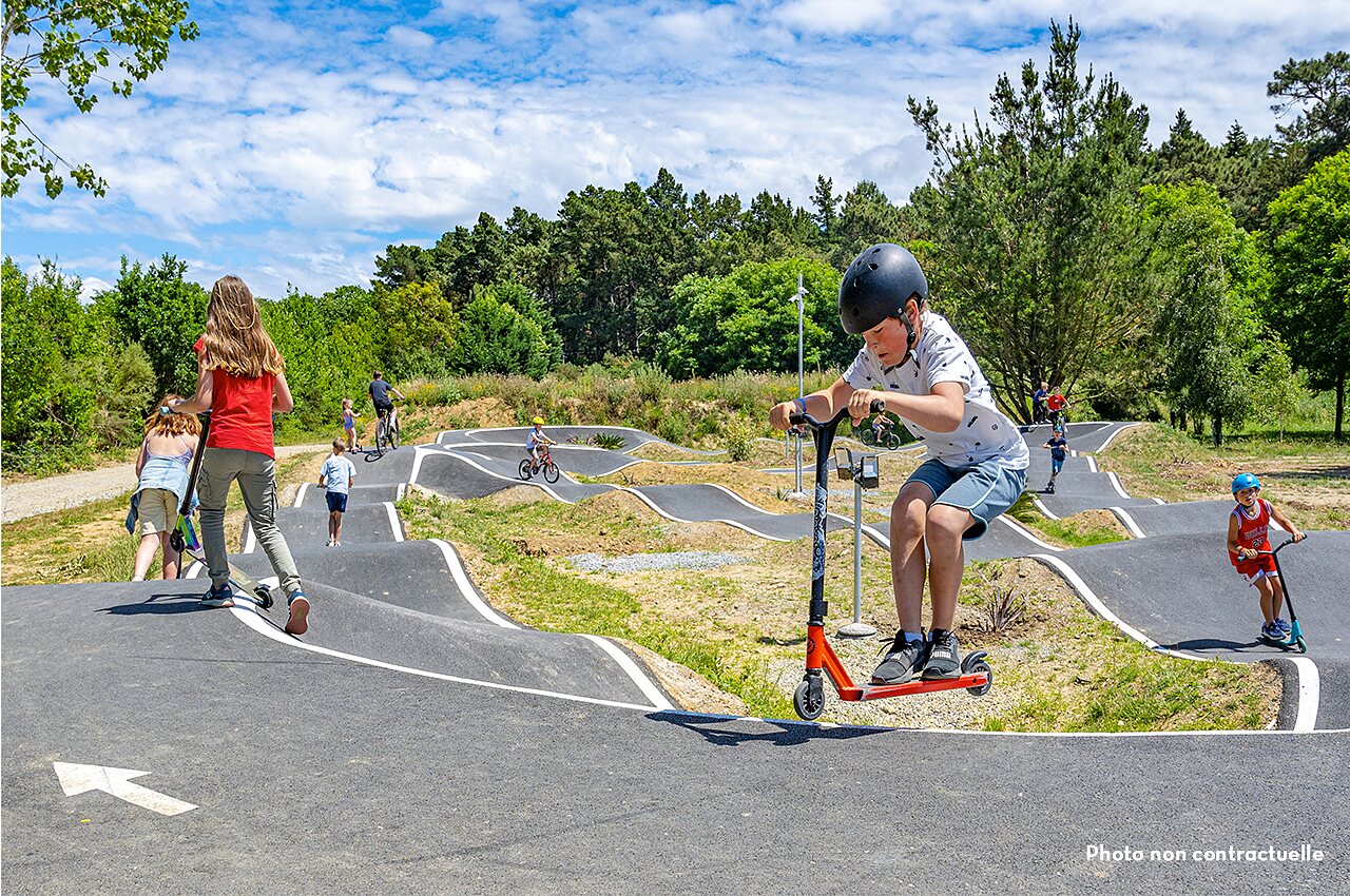 Pista pump track, ni�os en patinete y bicicleta, camping CAPFUN Talaris Vacances Lacanau (33).