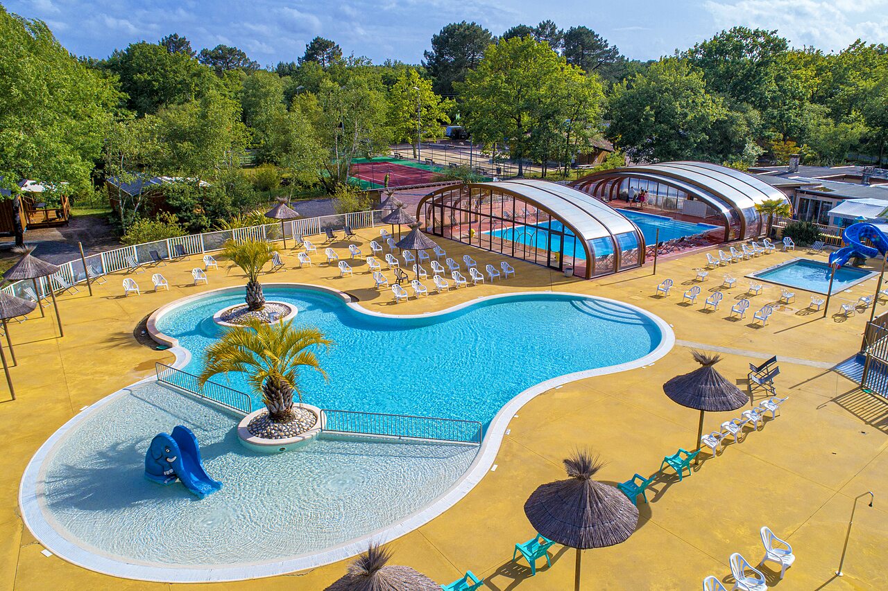 Piscinas exteriores, cubiertas, toboganes y sol�rium en el camping CAPFUN Talaris Vacances en Lacanau (33).