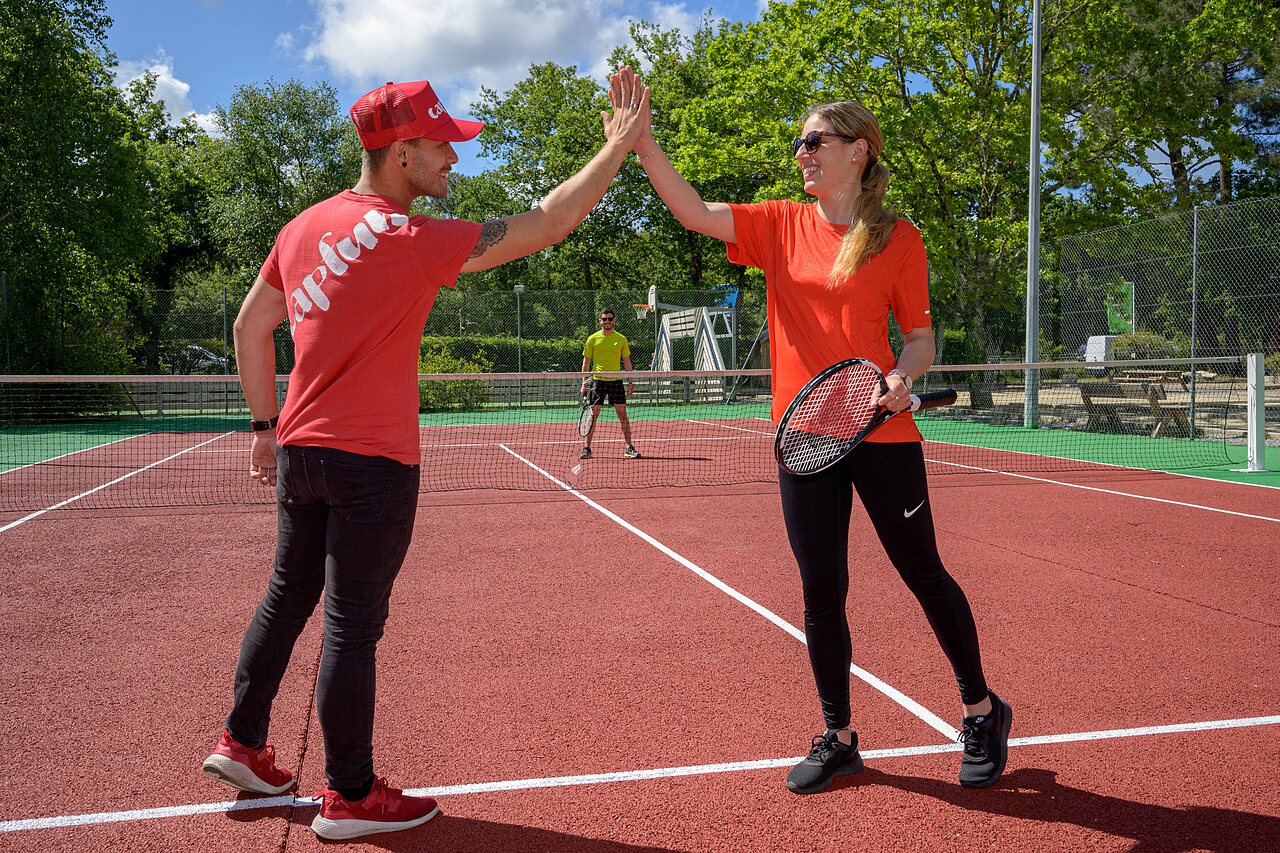 Jugadores de tenis salud�ndose en la cancha multideporte del camping CAPFUN Talaris Vacances en Lacanau (33).