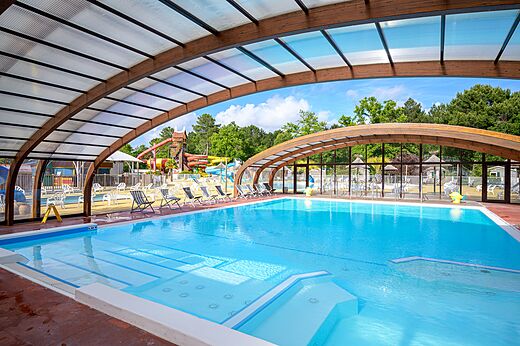 Piscina cubierta con jacuzzi integrado en el camping CAPFUN Talaris Vacances en Lacanau (33)