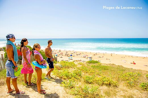 Playa de Lacanau con familia mirando el oc�ano, Gironda, Nueva Aquitania.