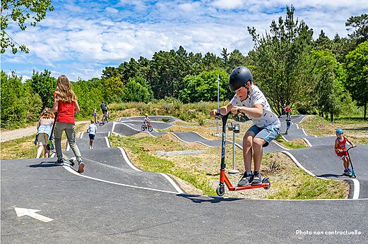 Ni�os en pista de pump track en el camping CAPFUN Talaris Vacances Lacanau.