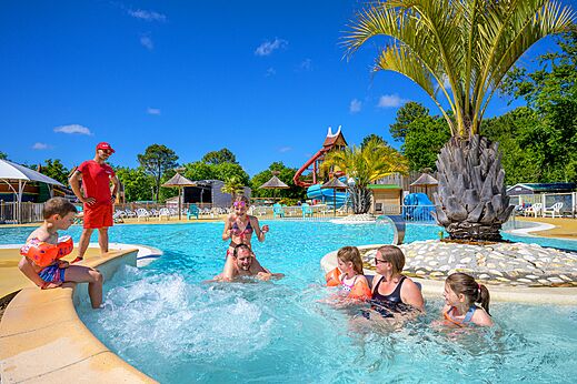 Piscina exterior, jacuzzi y toboganes en el camping CAPFUN Talaris Vacances en Lacanau (33).