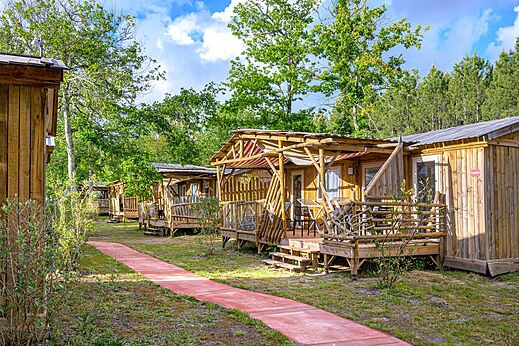 Mobil-homes de madera con terrazas en el camping CAPFUN Talaris Vacances en Lacanau (33).